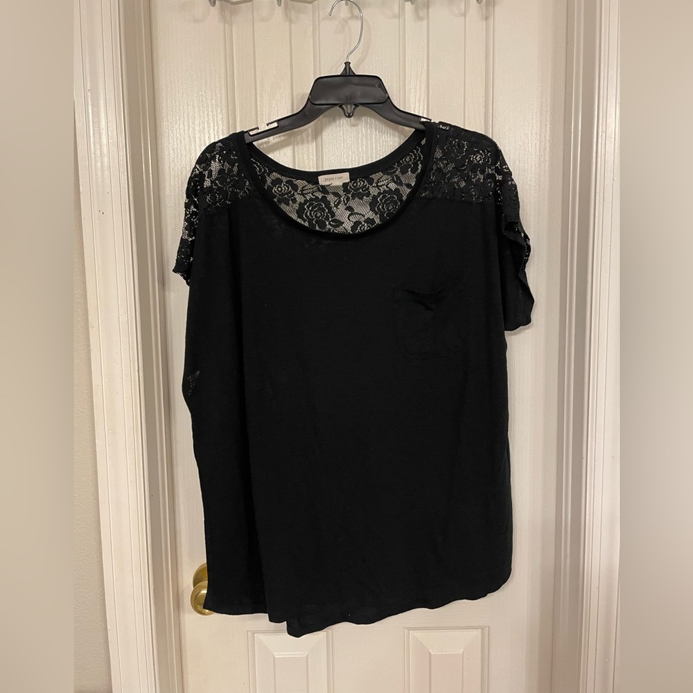 Black front pocket with lace tee 2X
